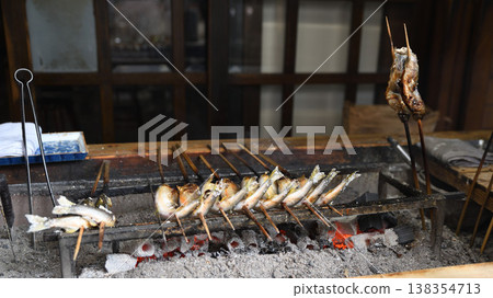 草津溫泉小鎮的烤河魚串 草津溫泉小鎮的烤河魚串 138354713