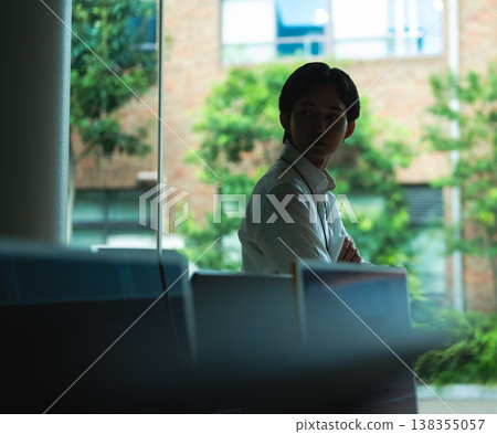 男人望著窗外。 138355057