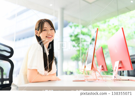 一位女士在明亮的工作場所微笑 138355071