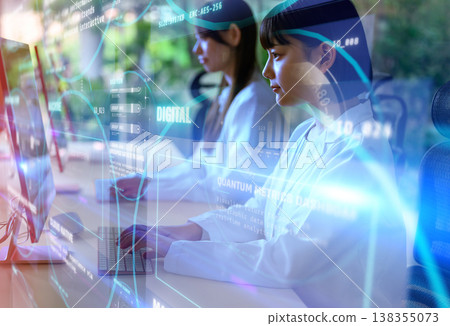 研究人員正在使用PC進行研究。 138355073