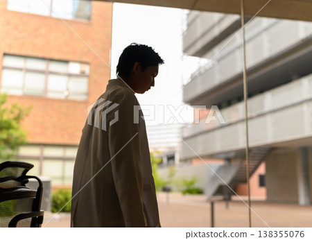 一個身穿白大褂的人走過來。 138355076