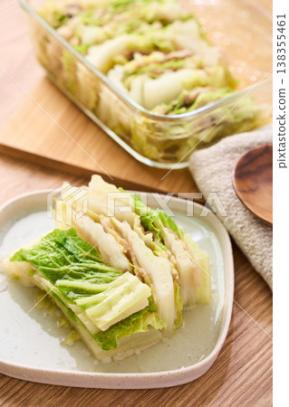 蒸五花肉和高麗菜,作為家常菜的一部分。 蒸五花肉和高麗菜,作為家常菜的一部分。 138355461
