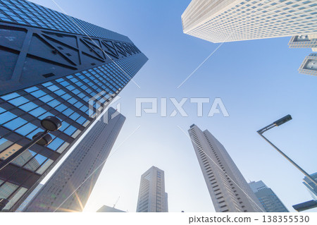 The clear blue sky and soaring skyscrapers of Shinjuku are a fitting backdrop for the season of job hunting and transfers. The clear blue sky and soaring skyscrapers of Shinjuku are a fitting backdrop for the season of job hunting and transfers. 138355530