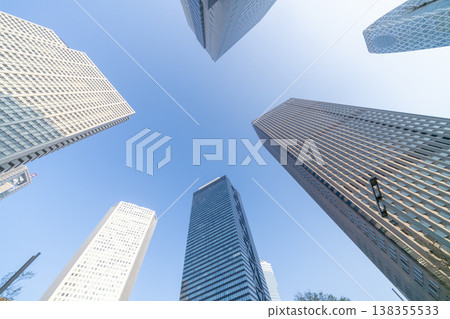 The clear blue sky and soaring skyscrapers of Shinjuku are a fitting backdrop for the season of job hunting and transfers. The clear blue sky and soaring skyscrapers of Shinjuku are a fitting backdrop for the season of job hunting and transfers. 138355533