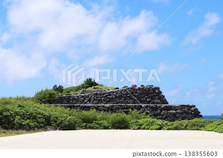城堡廢墟的老石牆 138355603