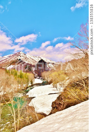 Early spring scenery of the headwaters of the Hagama River and Tategara Rock in Uonuma City, Niigata Prefecture, with lingering snow. 138355816