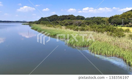 【空拍圖】廣闊的湖泊和遠處綿延的鄉村景色盡收眼底,美麗的湖畔風景。 【空拍圖】廣闊的湖泊和遠處綿延的鄉村景色盡收眼底,美麗的湖畔風景。 138356197