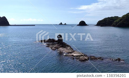 【空拍圖】從空中俯瞰，可以看到西伊豆奧塔哥海灘附近海面上漂浮的哥吉拉岩和其他獨特的岩石構造，景色壯觀。 138356201