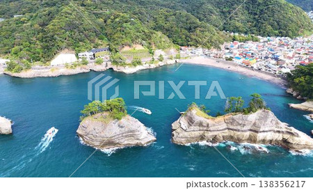 [Aerial view] A seascape of Dogashima in West Izu, featuring a calm cove and white sand beaches. 138356217