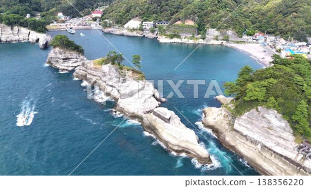 [Aerial view] The tombolo connecting Sanshiro Island and the coast in Dogashima, West Izu. 138356220