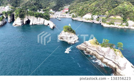 【航拍】伊豆半島地質公園-狗島的白色岩層和碧綠的海水 【航拍】伊豆半島地質公園-狗島的白色岩層和碧綠的海水 138356223