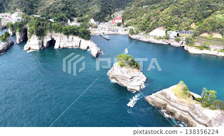【鳥瞰圖】西伊豆美麗島嶼狗島的壯麗景色，以及一艘觀光船在蔚藍的大海上航行。 138356224