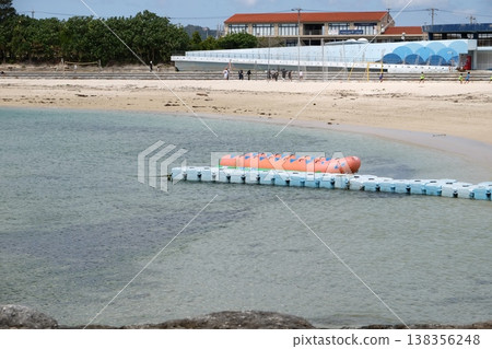 在海灘上的船 在海灘上的船 138356248