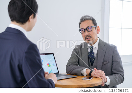一名日本男子一邊開會一邊看著他的筆記型電腦 138356371