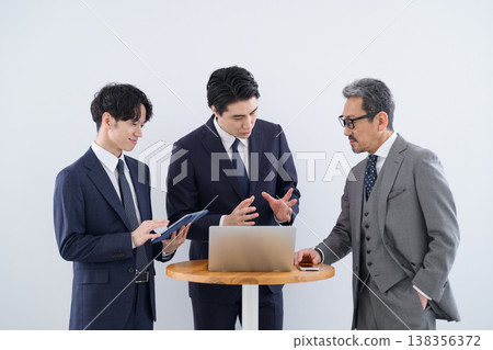 三個身穿西裝的日本男子正在開會。 三個身穿西裝的日本男子正在開會。 138356372