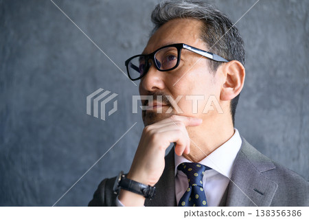 在灰色背景下，日本男子正在思考 138356386