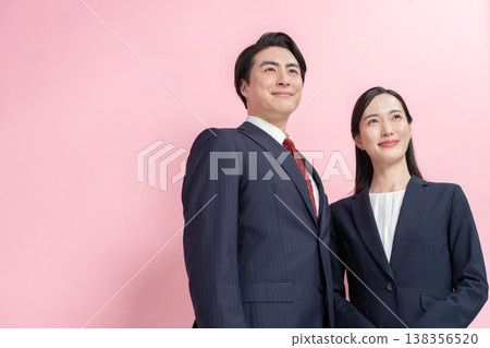 微笑的商人和女士 138356520