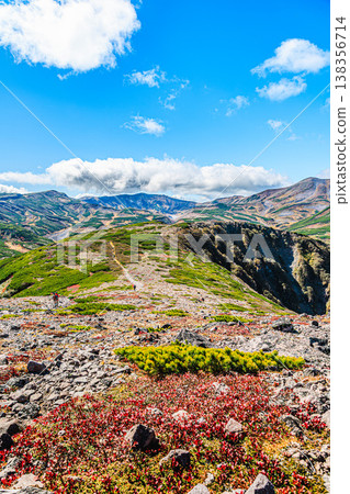 從大雪山國立公園黑嶽山頂眺望，壯麗的山景和蔚藍的天空盡收眼底。 138356714