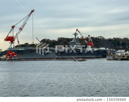 2026年3月17日,日本橫須賀市,一艘美國海軍核動力航空母艦停靠在橫須賀基地,氣勢磅礡。 2026年3月17日,日本橫須賀市,一艘美國海軍核動力航空母艦停靠在橫須賀基地,氣勢磅礡。 138356989