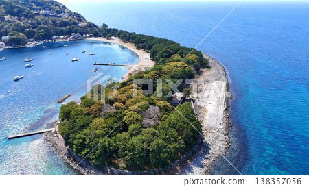 【防災/基礎設施】從空中俯瞰保護東渡港的美濱岬沙洲和公海中的海堤設施。 138357056