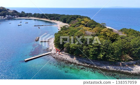 【伊豆風景】從空中俯瞰美濱岬,它將平靜的內灣與外海分隔開來,還能看到諸口神社的紅色鳥居。 【伊豆風景】從空中俯瞰美濱岬,它將平靜的內灣與外海分隔開來,還能看到諸口神社的紅色鳥居。 138357059