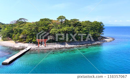 【清晰度極高】從空中俯瞰伊豆戶田市諸口神社,彷彿漂浮在碧綠的大海之上。 【清晰度極高】從空中俯瞰伊豆戶田市諸口神社,彷彿漂浮在碧綠的大海之上。 138357067
