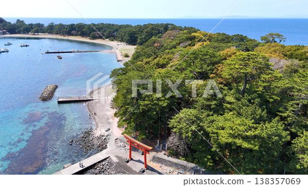 【旅遊宣傳】鳥田港入海口平靜的水面、諸口神社和停泊的船隻的空中全景。 138357069