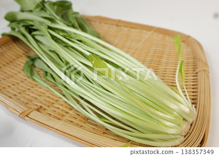 Photo of the roots of Mibuna on a colander. 138357349