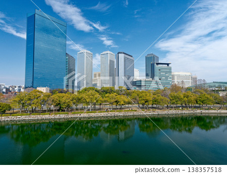 從大阪城公園看到的OBP高層建築群 從大阪城公園看到的OBP高層建築群 138357518