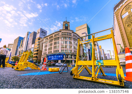 東京城市景觀,3月28日。銀座步行區設置了車輛攔截裝置,這裡擠滿了外國遊客。 東京城市景觀,3月28日。銀座步行區設置了車輛攔截裝置,這裡擠滿了外國遊客。 138357546