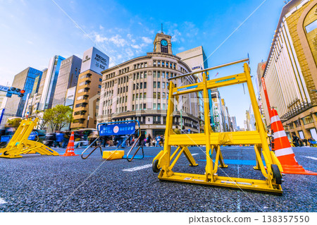 東京城市景觀,3月28日。銀座步行區設置了車輛攔截裝置,這裡擠滿了外國遊客。 東京城市景觀,3月28日。銀座步行區設置了車輛攔截裝置,這裡擠滿了外國遊客。 138357550