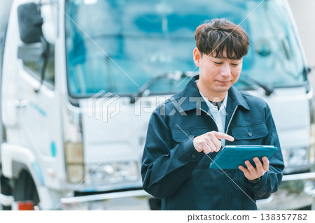 卡車司機和平板電腦 138357782