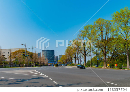 三宅坂十字路口和鬱鬱蔥蔥的街道樹木 三宅坂十字路口和鬱鬱蔥蔥的街道樹木 138357794