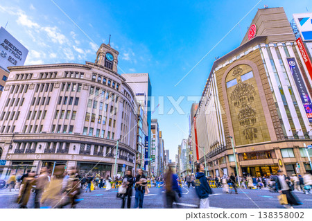 東京城市景觀,3月28日。入境旅遊仍在繼續…銀座擠滿了外國遊客。綠燈亮起表示步行區正在運作。 東京城市景觀,3月28日。入境旅遊仍在繼續…銀座擠滿了外國遊客。綠燈亮起表示步行區正在運作。 138358002