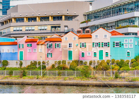 (Kanagawa Prefecture) Yokohama Minato Mirai, lined with colorful buildings 138358117