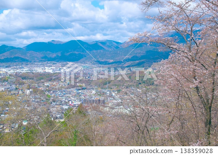 The townscape of Hadano and the Tanzawa mountain range can be seen from Koboyama Park, where the cherry blossoms have just begun to bloom. The townscape of Hadano and the Tanzawa mountain range can be seen from Koboyama Park, where the cherry blossoms have just begun to bloom. 138359028