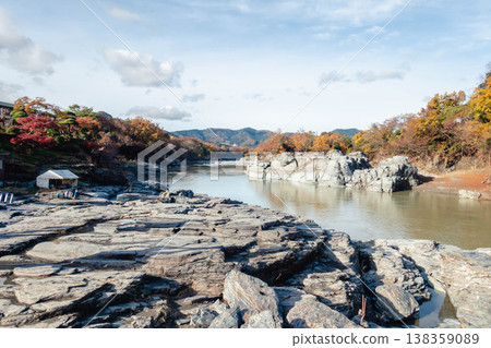 長瀞峽谷的秋季景色,岩石地形和絢麗的秋葉令人嘆為觀止。 長瀞峽谷的秋季景色,岩石地形和絢麗的秋葉令人嘆為觀止。 138359089
