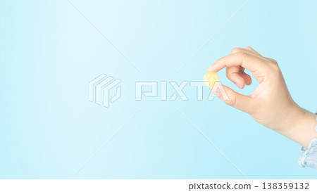 Hands holding medical lozenges with honey lemon flavored for relief sore throat, irritating cough and mouth pain. Close up. Hands holding medical lozenges with honey lemon flavored for relief sore throat, irritating cough and mouth pain. Close up. 138359132