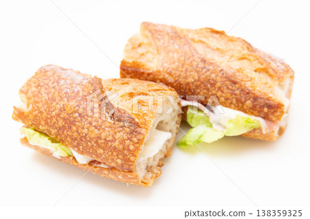 美味的法國麵包和義大利燻火腿三明治 138359325