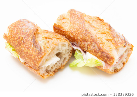 美味的法國麵包和義大利燻火腿三明治 138359326