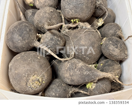A pile of unwashed beets for sale in the store. An assortment of fresh vegetables on the supermarket counter. Beetroot for sale in the supermarket. Ripe beetroot close-up with selective focus. A pile of unwashed beets for sale in the store. An assortment of fresh vegetables on the supermarket counter. Beetroot for sale in the supermarket. Ripe beetroot close-up with selective focus. 138359334