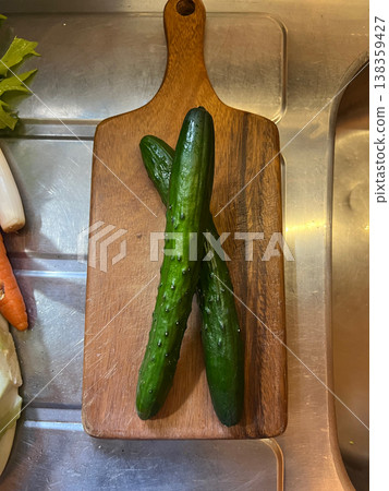 砧板上的兩根新鮮黃瓜 138359427