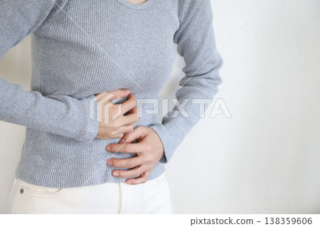 一名女性出現胃痛症狀 138359606
