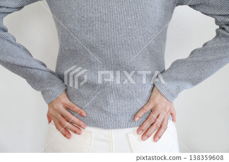 一名女子因背痛而摀著下背部。 138359608