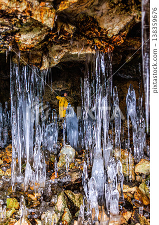 百丈敷洞中高聳的冰層「如來如來」和探險家的風景。 138359676