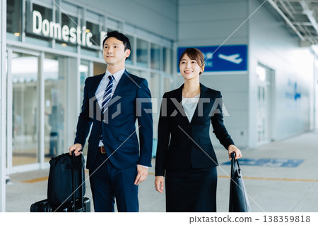 A woman and a man in suits arriving at the airport. (Photo courtesy of Kansai International Airport (KIX)) A woman and a man in suits arriving at the airport. (Photo courtesy of Kansai International Airport (KIX)) 138359818