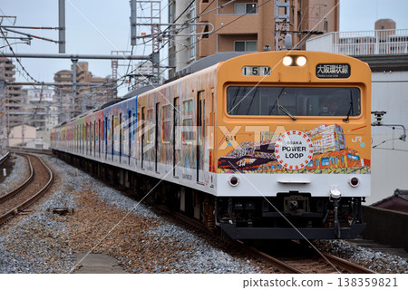 運行於大阪環狀線(出城方向)的 8 節車廂 201 系列列車。 運行於大阪環狀線(出城方向)的 8 節車廂 201 系列列車。 138359821