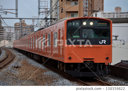 運行於大阪環狀線(出城方向)的 8 節車廂 201 系列列車。 運行於大阪環狀線(出城方向)的 8 節車廂 201 系列列車。 138359822