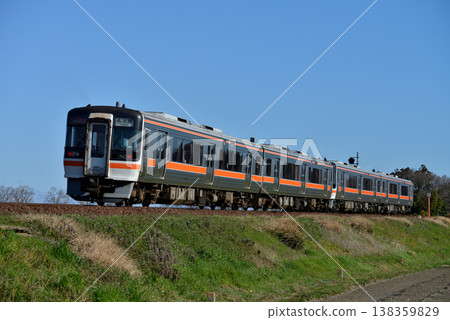 四列紀波75係快速三重列車正在紀西本線上運行 138359829