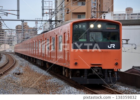 運行於大阪環狀線(出城方向)的 8 節車廂 201 系列列車。 運行於大阪環狀線(出城方向)的 8 節車廂 201 系列列車。 138359832